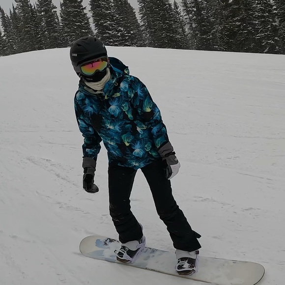 This The North Face jacket is great condition, and will keep you dry and warm! - Picture 4 of 4